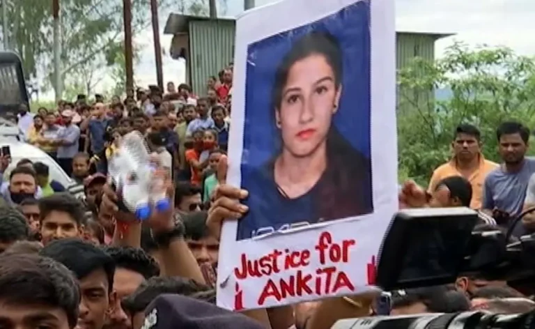 Uttarakhand Crime News: Popular blogger Jyoti Adhikari met with Ankita Bhandari's parents, provided financial assistance, and assured them of her support in their fight for justice.