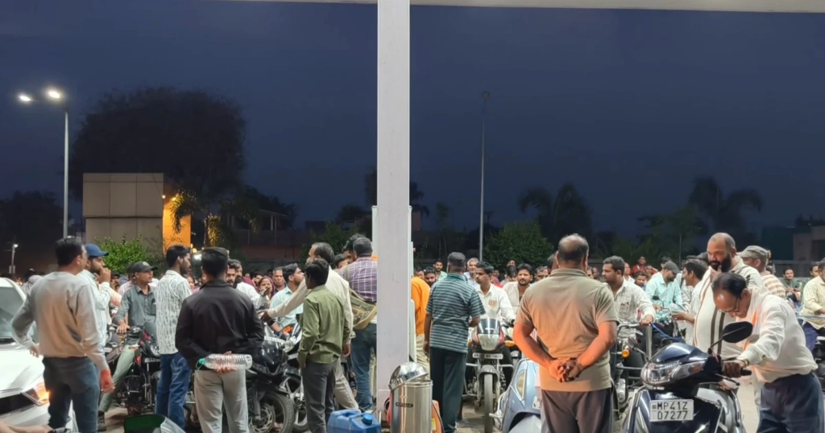 Long queues of vehicles at petrol pumps in Indore and Dewas due to panic buying after rumor spread