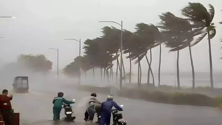 UP Weather Alert: Rain continues to wreak havoc! Heavy rain and strong winds are expected in these districts on March 21st.