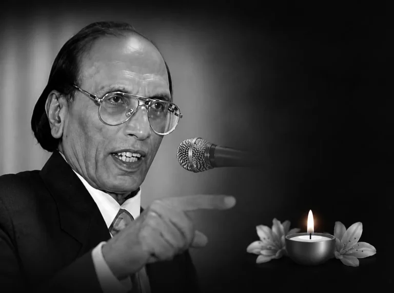 Bashir Badr Death News: Dr. Bashir Badr smiling during a literary event in Bhopal before his demise at the age of 91
