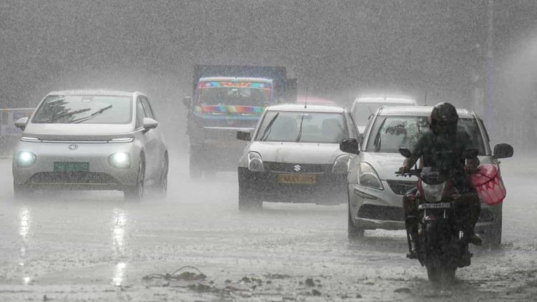21 States on IMD Rain Alert: Dark clouds and rainfall as IMD issues rain alert for 21 states including Delhi, UP and Bihar.