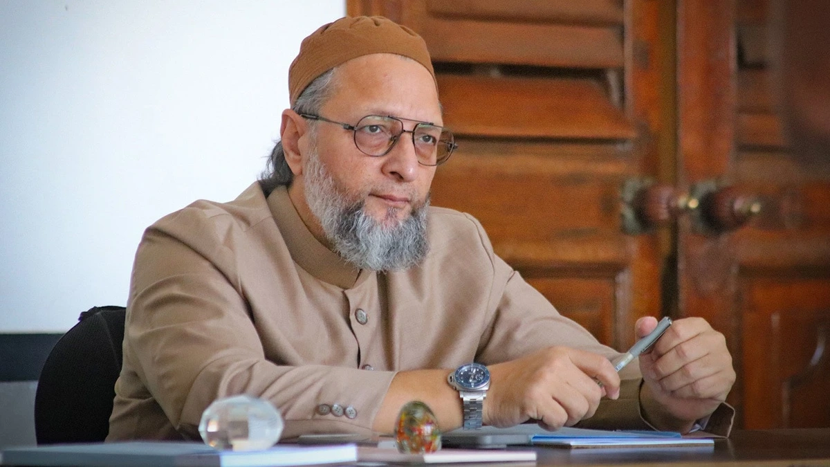 AIMIM UP Election 2027: Asaduddin Owaisi addressing a massive public rally in Bahraich as part of AIMIM UP Election 2027 campaign targeting Muslim, Dalit and OBC voters in Uttar Pradesh.