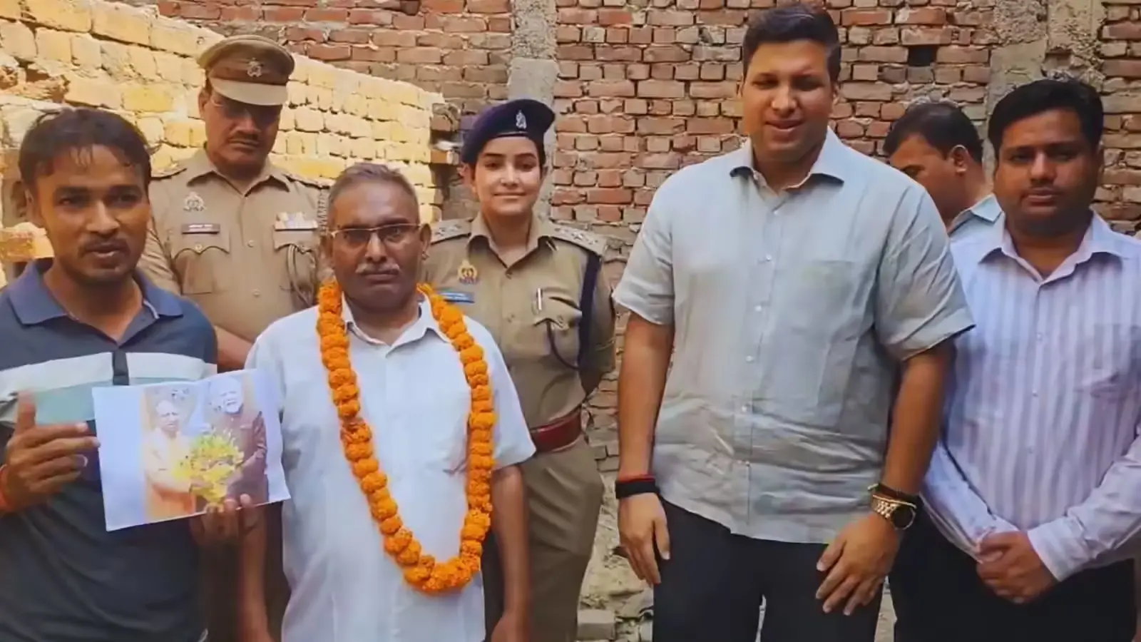 Ghaziabad DM Action: Ghaziabad DM RavGhaziabad DM Action helps a victimized family regain possession of their house after swift administrative intervention in Vijay Nagar.