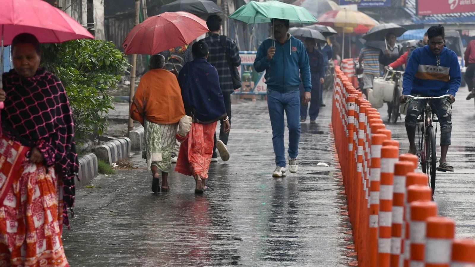 IMD Weather Alert in UP: Rain alert in 54 districts and thunderstorm warning in 22 districts of Uttar Pradesh.