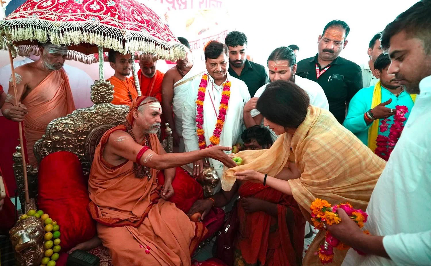 Shankaracharya Avimukteshwaranand Saifai Visit: Shankaracharya Swami Avimukteshwaranand Saraswati receiving welcome from Dimple Yadav and Shivpal Singh Yadav during his Saifai visit in Uttar Pradesh.