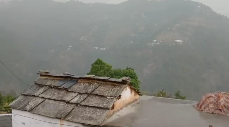 Uttarakhand Heavy Rain Alert: Dark rain clouds over Uttarakhand hills as IMD issues Uttarakhand Heavy Rain Alert for Dehradun, Nainital and several districts with thunderstorms and strong winds forecast.