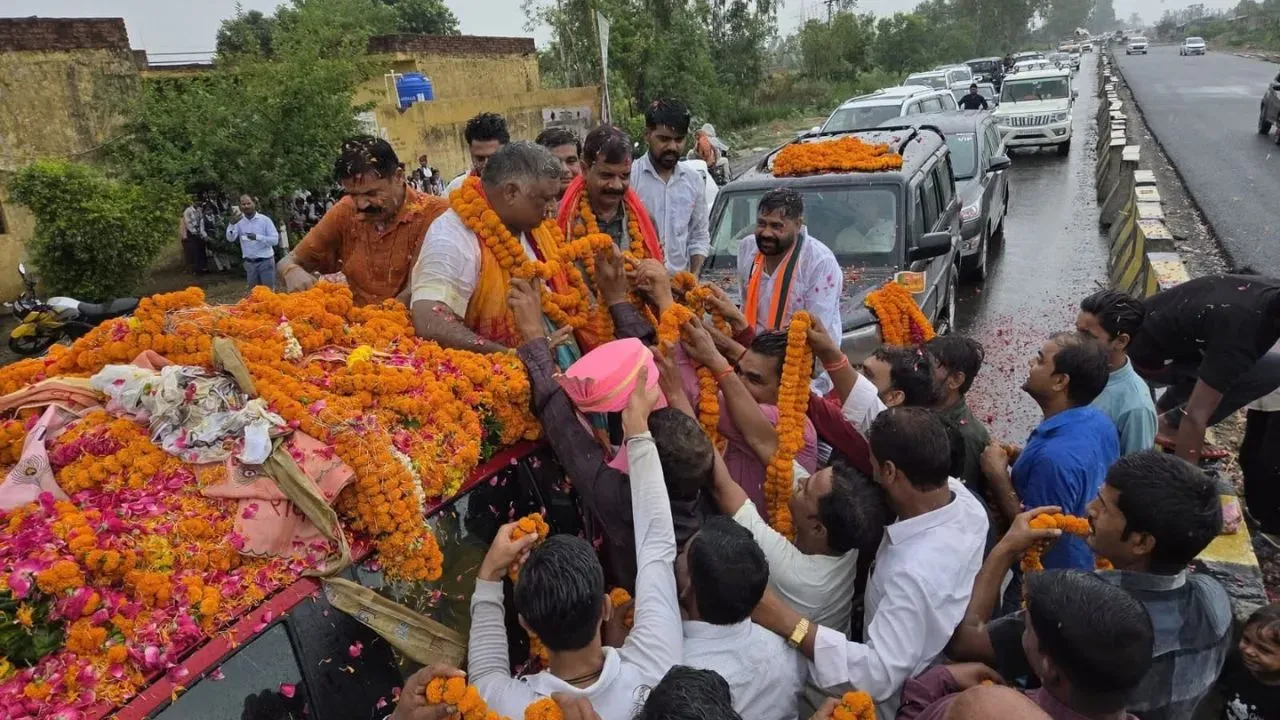 BJP Road Show Jam: BJP road show in Badaun triggers massive traffic jam, causing several TET aspirants to miss their examination.