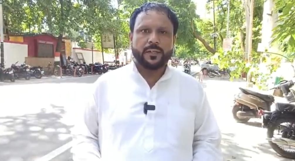 Bijnor Police Harassment News: Bijnor resident handing over a complaint letter to the Superintendent of Police regarding alleged police harassment.