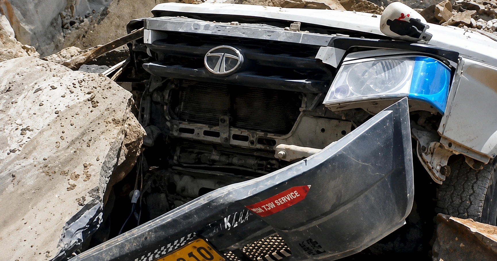 Himachal Lahaul Spiti Taxi Accident: A taxi is buried under debris that fell from the mountain near Kadu Nala; NDRF and administrative teams are engaged in relief and rescue operations.