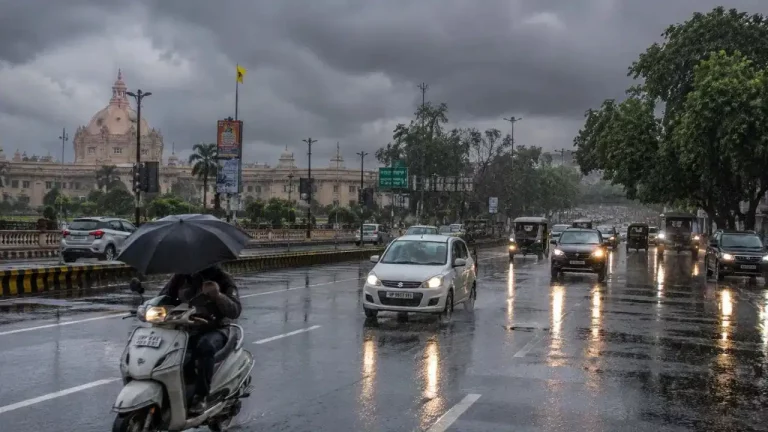 Delhi Rain Alert: Dark monsoon clouds with heavy rainfall over Delhi, Uttar Pradesh and Bihar as IMD issues Alert till 26 July.