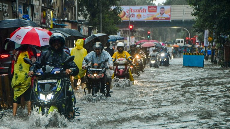 Mumbai Rain Flood Budget Failure: Flooded streets and railway tracks in Mumbai after heavy monsoon rain despite ₹25,000 crore monsoon budget.