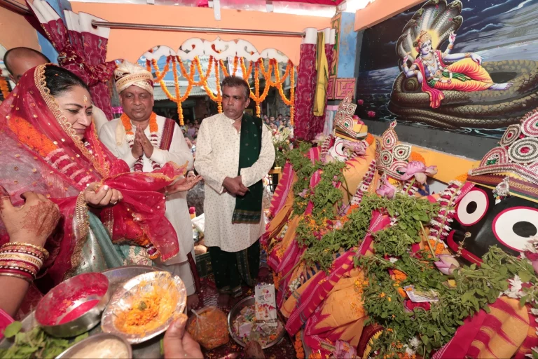 Rekha Gupta Jagannath Rath Yatra: Delhi Chief Minister Rekha Gupta performing the traditional Chera Pahara ritual and offering prayers during the Jagannath Rath Yatra in Delhi.