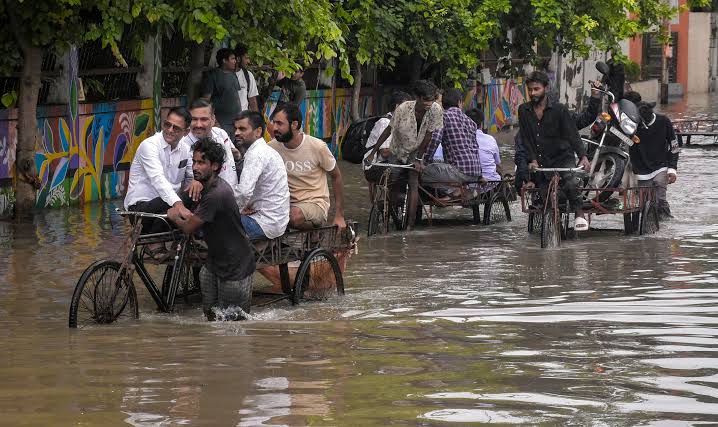Gujarat Rain News: Rescue teams evacuating flood-affected residents during heavy rainfall in Gujarat as severe flooding disrupts roads and power supply.
