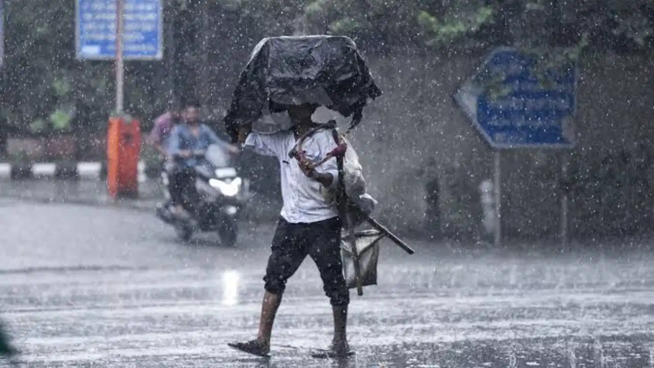 Delhi Monsoon 2026: Dark monsoon clouds over India Gate as Delhi Monsoon 2026 brings rain, thunderstorms, and relief from heat across the national capital.