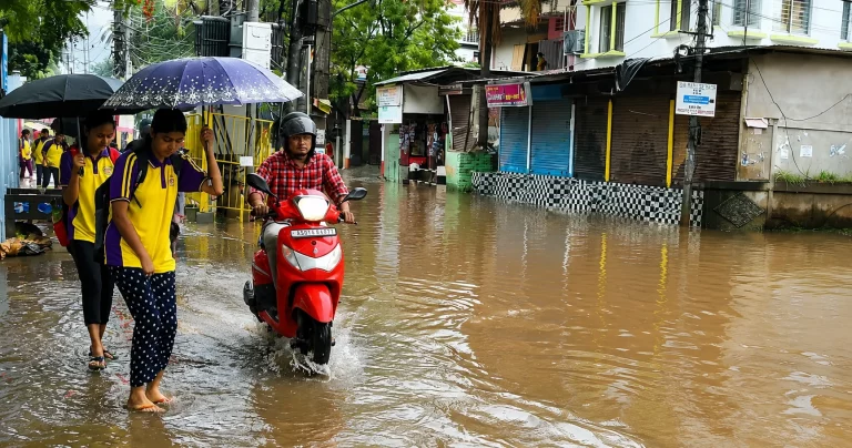 India Weather Alert: India Weather Alert showing heavy rain, thunderstorms and flood conditions in Delhi, Uttar Pradesh, Bihar, Assam and Kerala