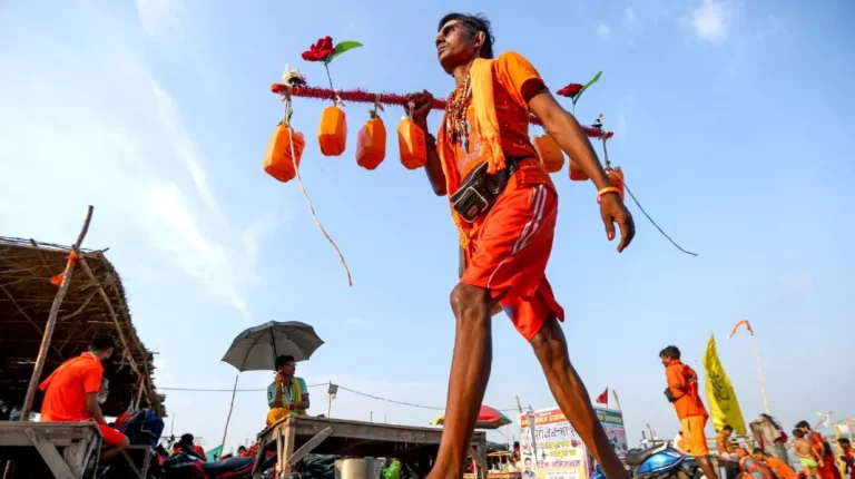 Kanwar Khandit Upay: Devotees seeking forgiveness from Lord Shiva and refilling with fresh Ganga water after their Kanwar gets damaged during the Kanwar Yatra.