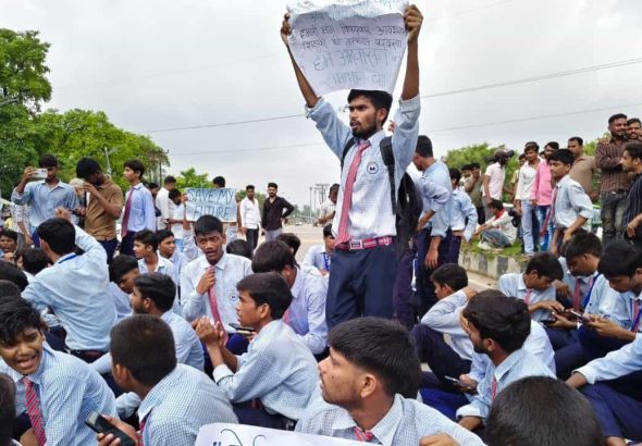 Lucknow Gen Alpha Students Protest: Gen Alpha students protesting over teacher shortage at Sarvodaya Vidyalaya in Lucknow, causing a traffic jam on the road