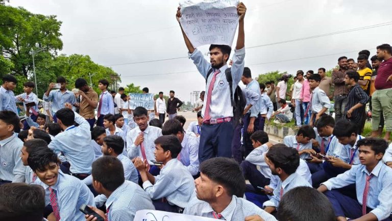 Lucknow Gen Alpha Students Protest: Gen Alpha students protesting over teacher shortage at Sarvodaya Vidyalaya in Lucknow, causing a traffic jam on the road