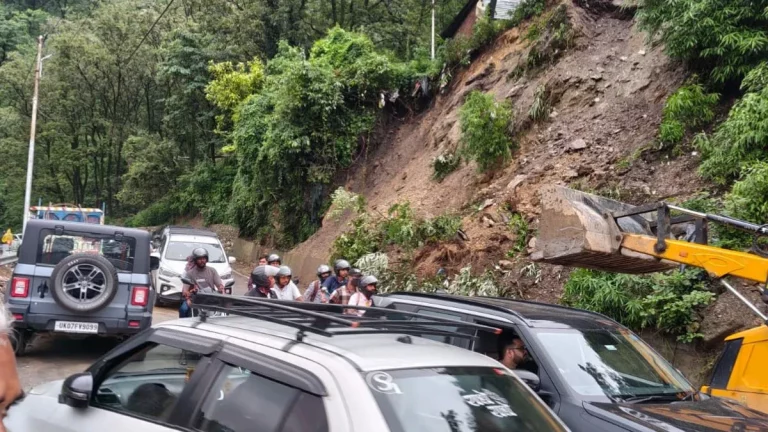 Mussoorie Dehradun Road Landslide blocks traffic and leaves tourists stranded in a 10 KM traffic jam.