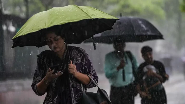 India Weather Update showing heavy rain alert in Delhi Uttar Pradesh Bihar Kerala Uttarakhand and Himachal Pradesh