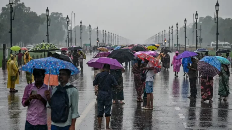 Weather Forecast India showing heavy rain alert in Delhi, Uttar Pradesh, Maharashtra and Uttarakhand
